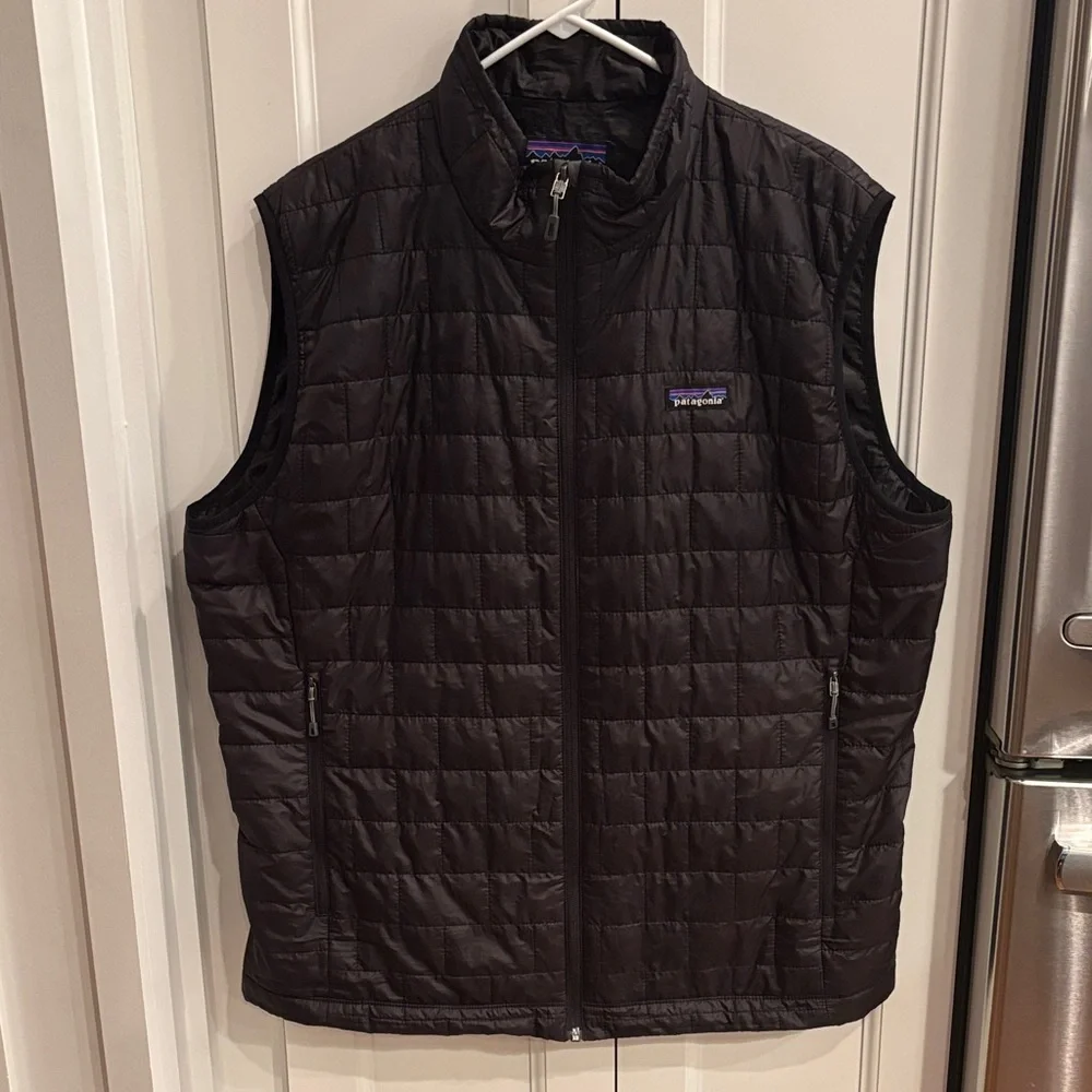 Patagonia Men's Dark Quilted Vest - Picture 1 of 3